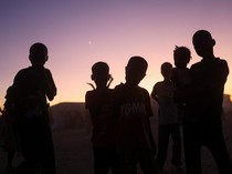 Cahaya Senja Menyapa Pengungsi Sudan di Perbatasan Chad