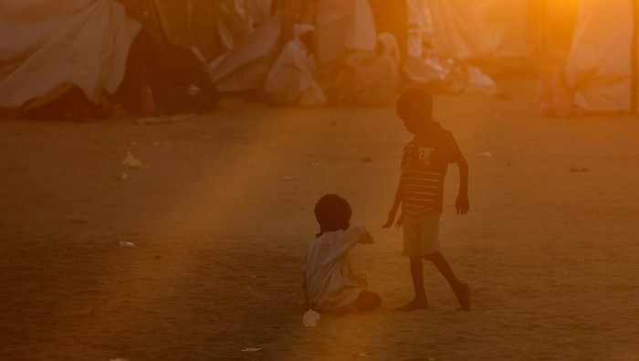 Di tengah keterbatasan bantuan dan padatnya Kamp Transit, pemandangan matahari terbenam menjadi satu-satunya jeda harian bagi para keluarga yang melarikan diri. REUTERS/Amr Abdallah Dalsh