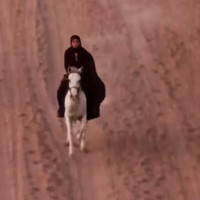 Celine Evangelista kembali mencuri atensi melalui unggahan terbarunya. Pamer momen saat berkuda di Arab gaya busananya jadi sorotan. Foto: Instagram/@celine_evangelista