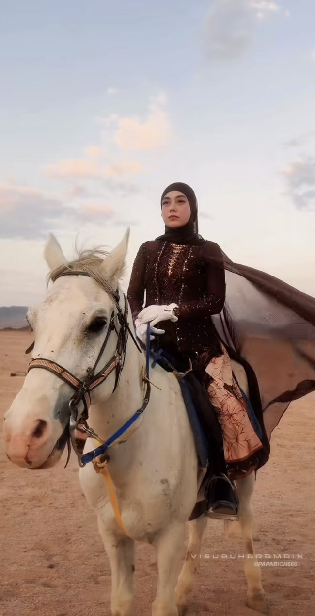 Ibu 4 orang anak itu tampil tradisional mengenakan kebaya coklat gelap rancangan desainer Wicaksono Aji. Kebaya tersebut dipadukan dengan kain jarik senada. Foto: Instagram/@celine_evangelista