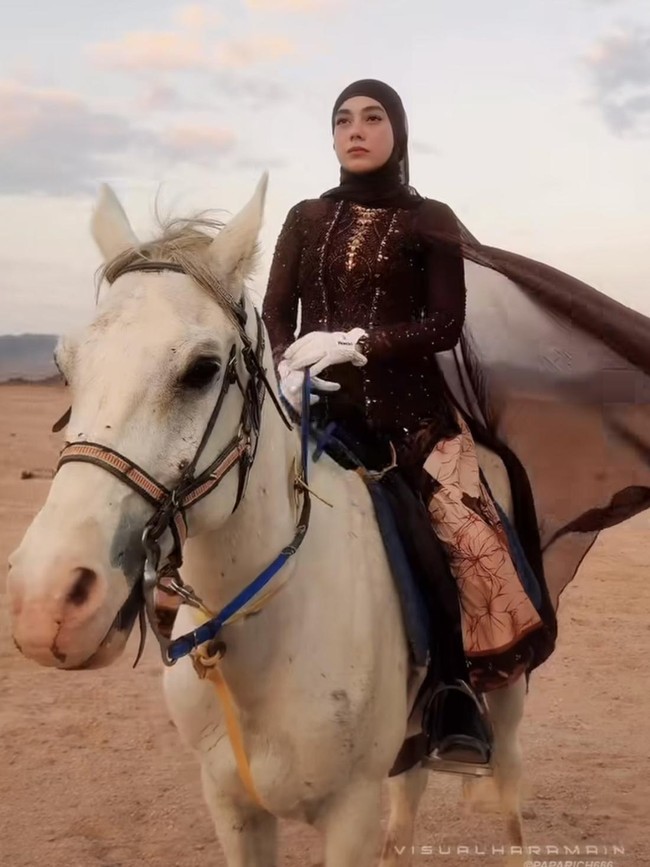 7 Gaya Unik Celine Evangelista Berkuda di Arab, Pakai Kebaya & Kain Jarik