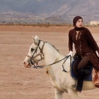 Celine juga tampak mengenakan celana ketat warna coklat tua untuk mempermudah pergerakannya saat berkuda. Ia memadukannya dengan sepasang sepatu boots hitam. Foto: Instagram/@celine_evangelista