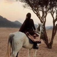 Penampilannya semakin santun dan tertutup dengan hijab yang menutup kepalanya. Ia memilih hijab polos berwarna senada. Foto: Instagram/@celine_evangelista