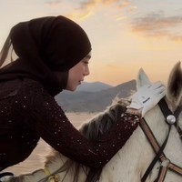 Dari dekat terlihat kebaya brukat Celine dipenuhi dengan payet yang membuat penampilannya kian elegan.  Foto: Instagram/@celine_evangelista