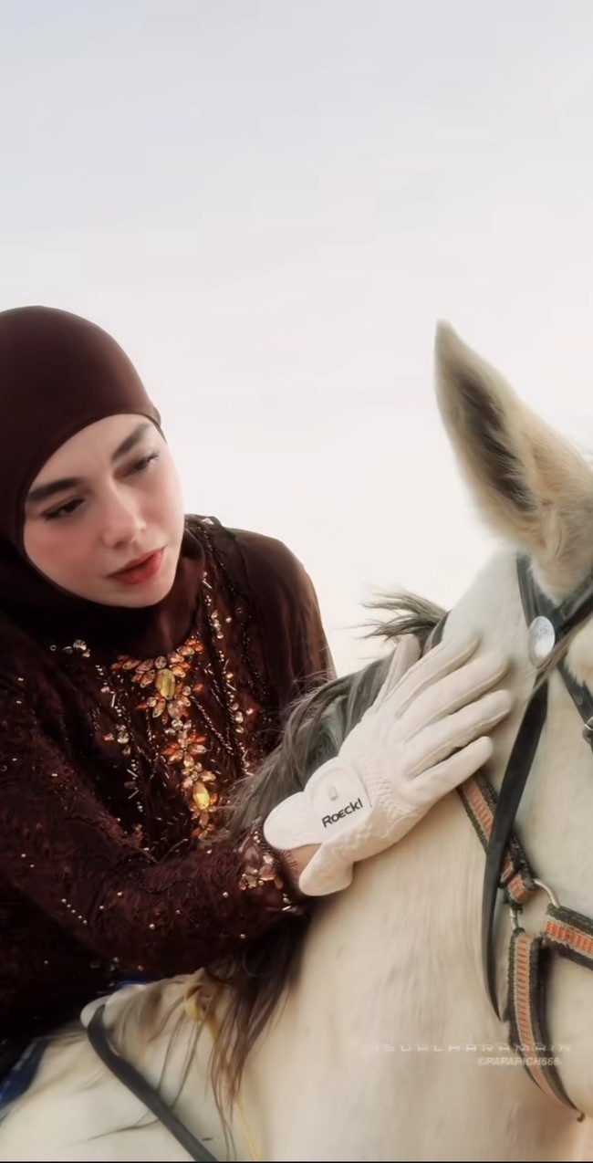 Bagian dadanya terdapat detail berupa susunan payet dan batu-batu bernuansa emas, amber, dan cokelat keemasan yang membuat penampilannya makin memukau. Foto: Instagram/@celine_evangelista