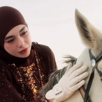 Bagian dadanya terdapat detail berupa susunan payet dan batu-batu bernuansa emas, amber, dan cokelat keemasan yang membuat penampilannya makin memukau. Foto: Instagram/@celine_evangelista