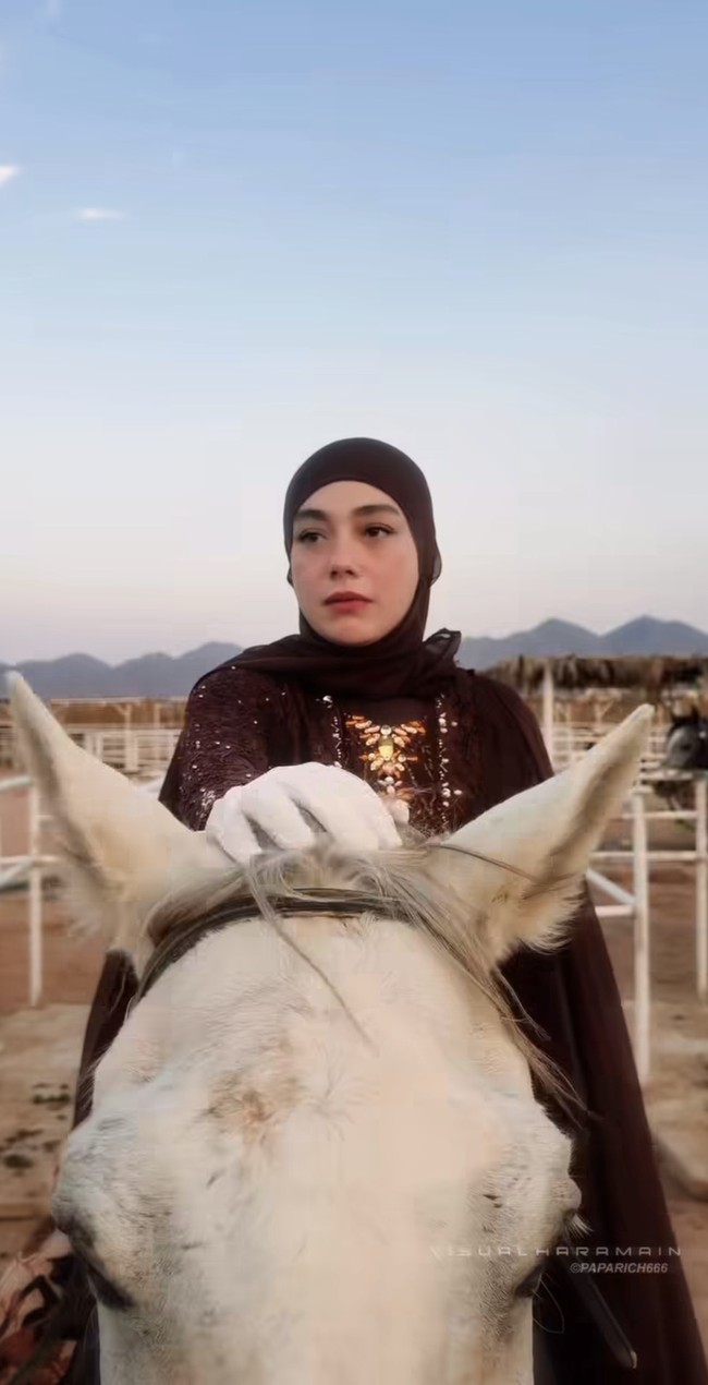 Penampilan Celine pun langsung banjir beragam pujian, tak sedikit yang menyoroti gayanya. “Keren banget masyaallah,” tulis salah satu komentar. “Bangga Berbudaya, Bangga Berkebaya,” tamba komentar lain. Foto: Instagram/@celine_evangelista