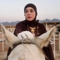 Penampilan Celine pun langsung banjir beragam pujian, tak sedikit yang menyoroti gayanya. “Keren banget masyaallah,” tulis salah satu komentar. “Bangga Berbudaya, Bangga Berkebaya,” tamba komentar lain. Foto: Instagram/@celine_evangelista