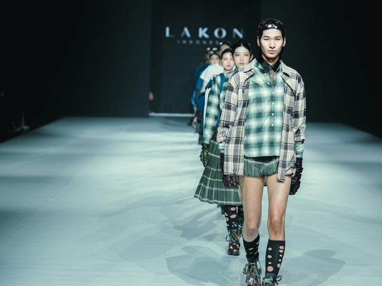 Foto: 3 Desainer Indonesia Pamer Karya di Busan Fashion Week 2025