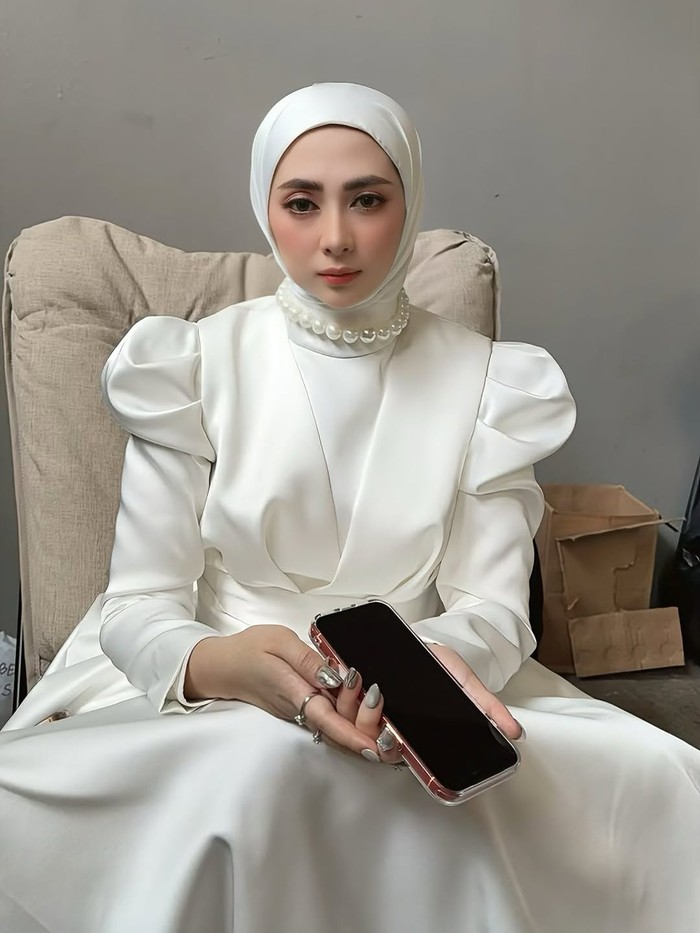 Dewi Hani Jayanti merilis single Karena Kucinta Dia, mengangkat tema cinta anak kepada ibu.