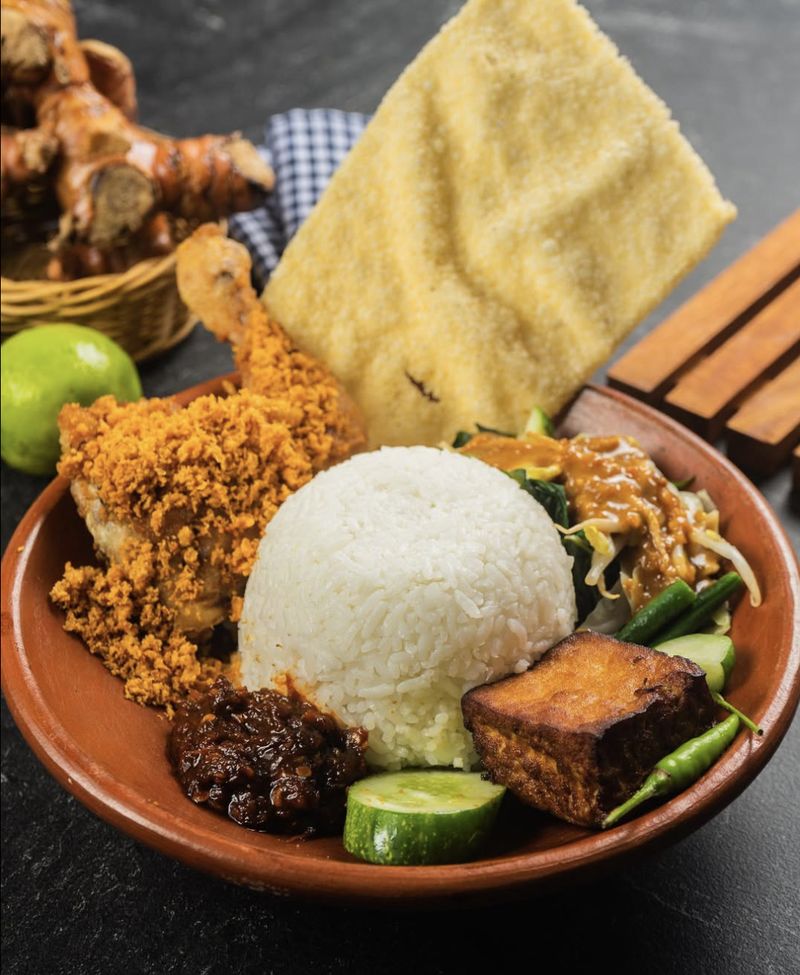 Di Kuningan Jaksel Ada Brisket Geprek hingga Bakso Solo Enak!