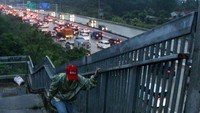 Barisan kendaraan tampak merayap, terutama di jalur utama yang mengarah ke Depok.