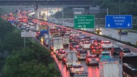 Sejumlah kendaraan melintas di Tol Cinere-Jagorawi, Depok, Jawa Barat, Kamis (4/12/2025).