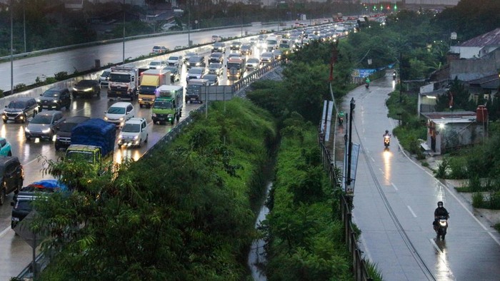 Hujan deras yang mengguyur wilayah Depok dan sekitarnya pada Kamis sore (4/12/2025) membuat arus lalu lintas di Tol Cinere–Jagorawi mengalami kepadatan panjang.