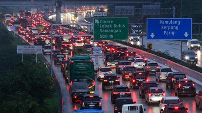 Diguyur Hujan, Arus Kendaraan di Tol Cinere-Jagorawi Padat Merayap