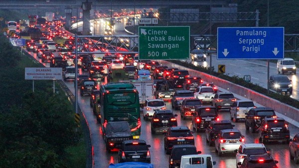Diguyur Hujan, Arus Kendaraan di Tol Cinere-Jagorawi Padat Merayap