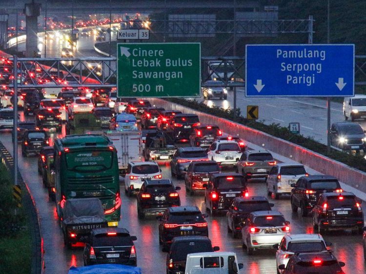 Diguyur Hujan, Arus Kendaraan di Tol Cinere-Jagorawi Padat Merayap