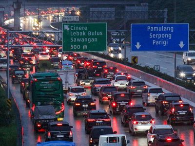 Diguyur Hujan, Arus Kendaraan di Tol Cinere-Jagorawi Padat Merayap