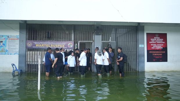 Direktur Jenderal Permasyarakat Mashudi meninjau sejumlah lapas dan rutan di Sumatera Utara (Sumut) yang terendam pada Kamis (4/12/2025). Direktur Jenderal Permasyarakat Mashudi meninjau sejumlah lapas dan rutan di Sumatera Utara (Sumut) yang terendam pada Kamis (4/12/2025).