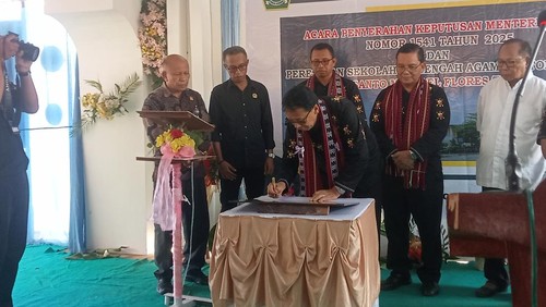 Dirjen Bimas Katolik Kemenag, Suparman, meresmikan SMAK Negeri Santo Mikhael di Pulau Solor, Flores Timur, NTT, Kamis (4/12/2025). (Foto: Yurgo Purab/detikBali)