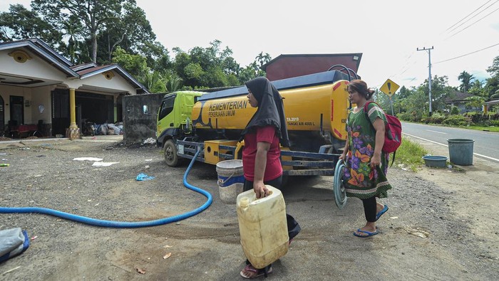 Pekerja mengisi ember warga saat penyaluran air bersih untuk korban banjir bandang di Jorong Kayu Pasak Timur, Nagari Salareh Aia, Palembayan, Agam, Sumatera Barat, Rabu (3/12/2025). Pemberian layanan air bersih oleh Kementerian Pekerjaan Umum tersebut guna memenuhi kebutuhan air warga yang sejak Kamis (27/11) atau saat kejadian bencana tidak memiliki air bersih karena matinya aliran listrik dan rusaknya sejumlah sumur. ANTARA FOTO/Wahdi Septiawan/nz.