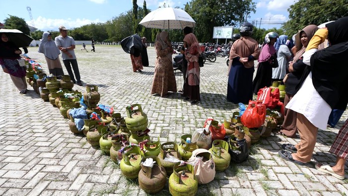 Warga antre membeli elpiji bersubsidi isi 3 kilogram di Banda Aceh, Aceh, Kamis (4/12/2025). PT Pertamina Patra Niaga Regional Sumbagut mengerahkan sembilan mobil skid tank untuk memasok gas ke Stasiun Pengisian Bulk Elpiji guna memenuhi kebutuhan masyarakat di daerah yang terdampak bencana hidrometeorologi di Aceh. ANTARA FOTO/Irwansyah Putra