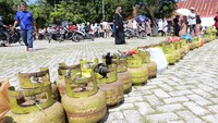 PT Pertamina Patra Niaga Regional Sumbagut telah mengerahkan sembilan mobil skid tank untuk mempercepat suplai ke Stasiun Pengisian Bulk Elpiji (SPBE). Upaya ini dilakukan untuk menstabilkan distribusi sekaligus memastikan kebutuhan energi rumah tangga tetap terpenuhi di wilayah terdampak bencana. ANTARA FOTO/Irwansyah Putra