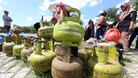 Di salah satu lokasi penjualan, warga datang membawa keranjang, sepeda motor, hingga gerobak kecil untuk memastikan mereka mendapatkan jatah elpiji. Kondisi ini terjadi setelah pasokan gas tersendat akibat jalan dan infrastruktur terdampak banjir serta longsor pada akhir November lalu. ANTARA FOTO/Irwansyah Putra