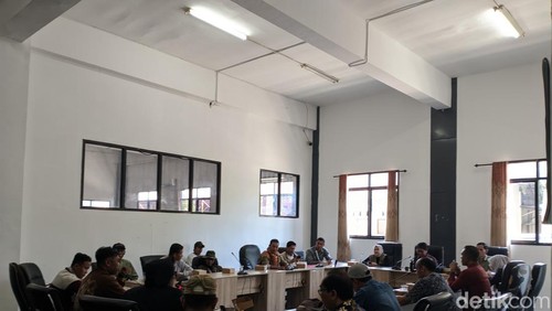 Warga Lombok Tengah datangi DPRD NTB minta PT Sadhana angkat kaki dari kawasan hutan produksi di empat desa, Kamis (4/12/2025).