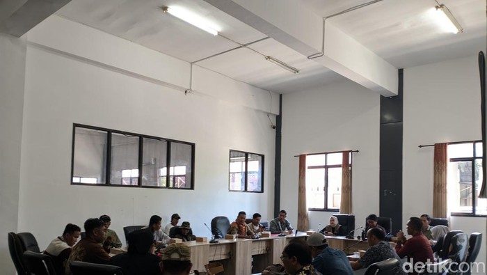 Warga Lombok Tengah Datangi DPRD NTB, Ancam Usir Paksa Perusahaan Kayu