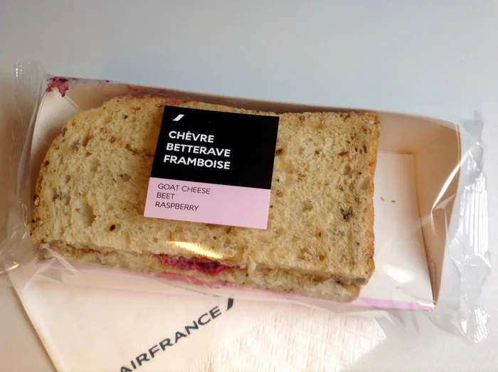 Duh! Menu Sandwich di Pesawat Ini Disebut Mirip Makanan Penjara