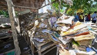 Penampakan buku-buku pelajaran yang terendam banjir bandang Sumatera. Foto: (Dokumentasi Kemendikdasmen)