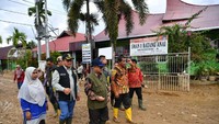 Mendikdasmen Abdul Muti sendiri mengunjungi Sumatera Barat (Sumbar) dan berkunjung di SMAN 1 Batang Anai yang menjadi korban banjir bandang. Sekolahnya tampak terendam lumpur. Foto: (Dokumentasi Kemendikdasmen)