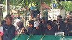 Momen Karina Ranau Ajak Anak dan Karyawan Sahur di Makam Epy Kusnandar