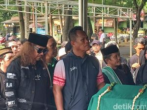 Mat Drajat Beri Penghormatan Terakhir ke Epy Kusnandar