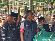 Mat Drajat Beri Penghormatan Terakhir ke Epy Kusnandar