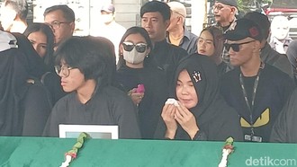Karina Ranau Histeris Epy Kusnandar Dimakamkan, Kehilangan Teman Cerita