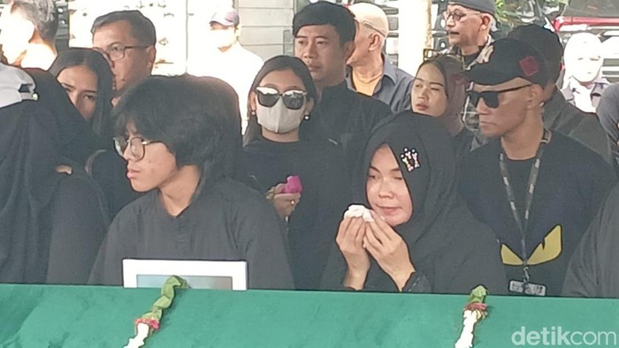 Karina Ranau Histeris Epy Kusnandar Dimakamkan, Kehilangan Teman Cerita