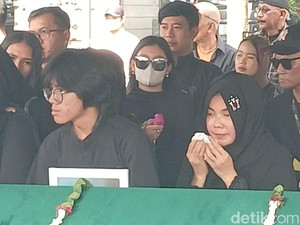 Karina Ranau Histeris Epy Kusnandar Dimakamkan, Kehilangan Teman Cerita
