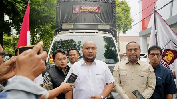 Gerindra Jatim saat memberangkatkan bantuan untuk korban banjir bandang di Sumatera dan Aceh. Gerindra Jatim saat memberangkatkan bantuan untuk korban banjir bandang di Sumatera dan Aceh.