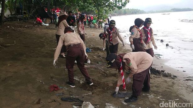 Gubernur Khofifah menanam mangrove di Pantai Watulimo Trenggalek Gubernur Khofifah menanam mangrove di Pantai Watulimo Trenggalek