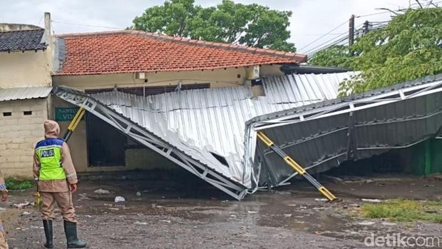 Penampakan dampak hujan deras disertai angin kencang yang melanda Klaten, Kamis (4/12/2025) siang.