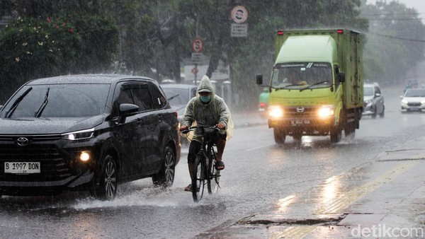 Siap-siap! Hujan Deras Diprediksi Basahi Jakarta Sepekan ke Depan