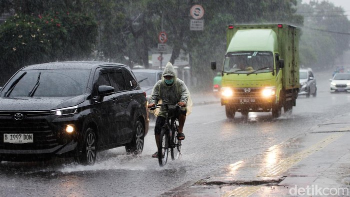 Kendaraan melintasi kawasan Jatiwaringin, Jakarta Timur, di tengah hujan deras, Kamis (4/12/2025). Curah hujan tinggi membuat pengendara berhati-hati agar tetap aman di perjalanan.