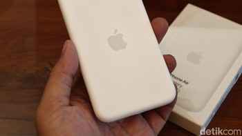 Bagian belakang baterai MagSafe saat digenggam, memperlihatkan logo Apple yang clean dan ukuran yang ringkas di tangan. Foto: Adi Fida Rahman/detikINET