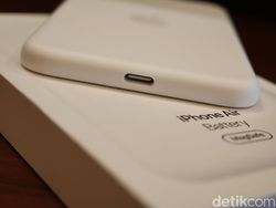 Unboxing iPhone Air MagSafe Battery, Tambah Daya 65% Harga Rp 2 Jutaan