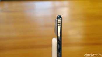 Perbandingan ketebalan samping antara iPhone Air dan MagSafe Battery, keduanya sama-sama ramping.Foto: Adi Fida Rahman/detikINET
