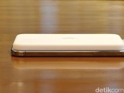 Unboxing iPhone Air MagSafe Battery, Tambah Daya 65% Harga Rp 2 Jutaan