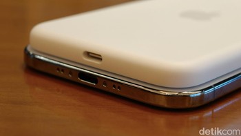 Dirancang agar mudah dimasukkan ke dalam saku, terasa nyaman di tangan, dan dapat menambah daya baterai hingga 65 persen pada iPhone Air Foto: Adi Fida Rahman/detikINET