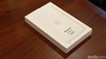 Kemasan resmi iPhone Air MagSafe Battery, masih dengan tampilan putih khas Apple yang sederhana. Foto: Adi Fida Rahman/detikINET